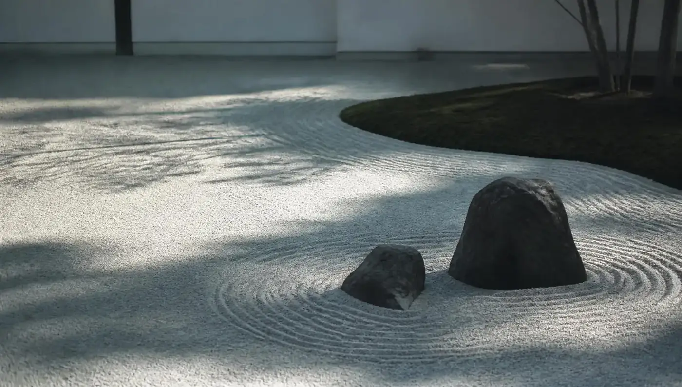 Jardim zen japonês com pedras e cascalho rastelado